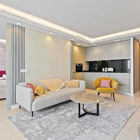 Fully Renovated Frontline Flat מארבלה