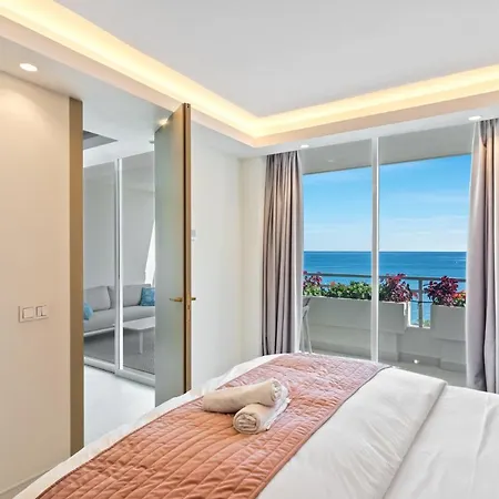 Fully Renovated Frontline Flat *