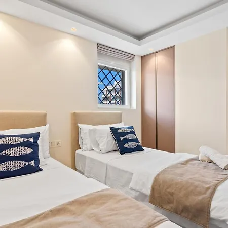 Fully Renovated Frontline Flat *