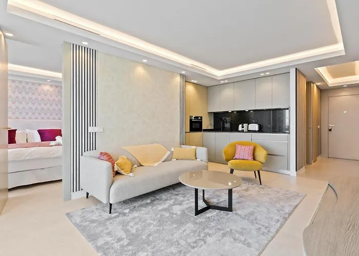 Fully Renovated Frontline Flat Марбелья