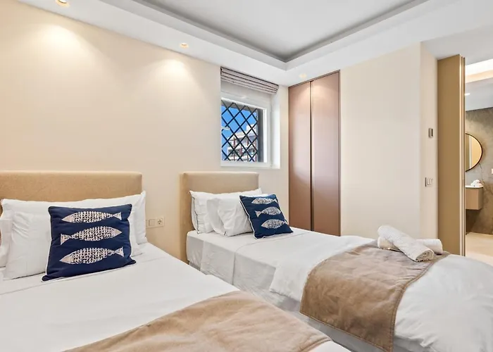 Fully Renovated Frontline Flat *