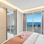 Fully Renovated Frontline Flat *