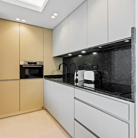 Fully Renovated Frontline Flat Appartement Marbella